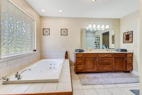 Reel & Rest ~ jacuzzi tub, patio, 2mi from river - Image 3