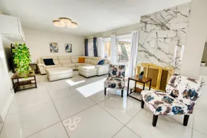 Beautiful 5bed w/ Pool. Close to strip - Image 3
