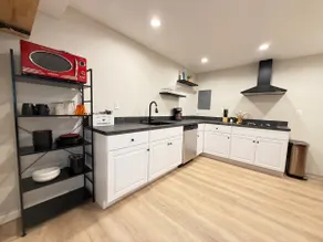 Entire Modern Cozy 2BR Apt mins SU LeMoyne DT - Image 3