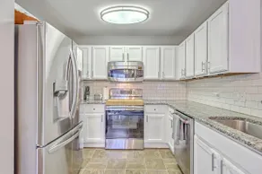 Stylish Remodeled Townhouse - Image 3