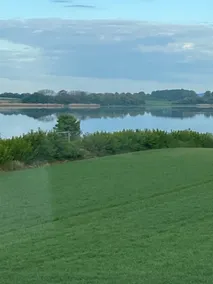 Beautiful place overlooking the water - Image 2