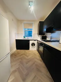 Stylish 2-Bedroom Modern Flat - Image 3