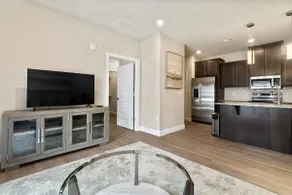 Sleek Urban Getaway - Image 4