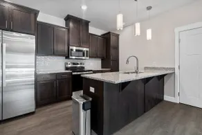 Sleek Urban Getaway - Image 5