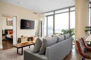 Elegant 2BDR 2BA Condo Near UofT Sofa Bed - Image 2