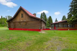 Nature lover, sleeps 8, waterfront, and hot tub - Image 3