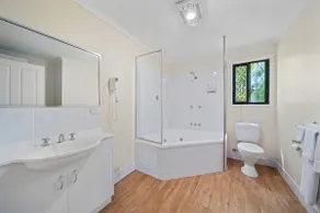 Spacious Queen Spa Suite - Image 3