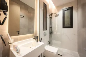Elegant Self Entry Apt + Cinema & Terrace - Image 5