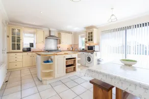 Spacious Coastal Retreat | Large Garden & Parking - Image 4