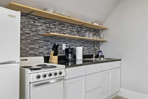 Exclusive 1BR Stay – 10 Mins to CMU - Image 5