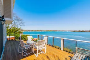 Fantastisk Getaway ~ Privat strand, smuk havnefront og boblebad - Image 2