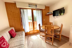 Comfy flat w/ ski piste views - Image 2