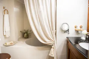 Bright apartment in the city center - Image 4