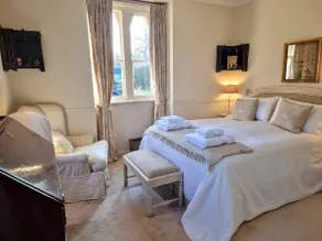 Gorgeous Country Cottage, beside Windsor Great Park & overlooking Windsor Castle - Image 3