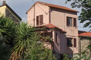 Spacious 3-bedroom house with garage in the quiet village of Vezzano Ligure - Image 2
