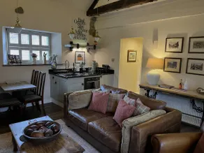 Old Barn Conversion close to the Peak District - Image 4
