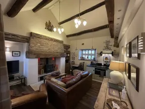 Old Barn Conversion close to the Peak District - Image 3