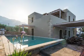 Traditional Villa w/Heated Pool, 5km to the Beach - Image 2