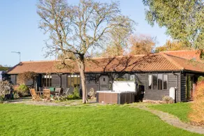Suffolk barn with hot tub - Image 2