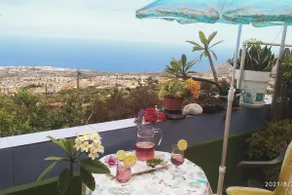 Canarian house with a terrace surrounded by a garden - Image 2