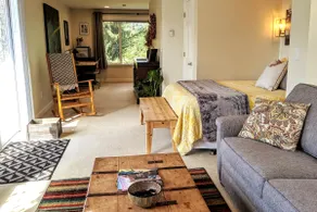 Colorful and Cozy Studio - Image 2