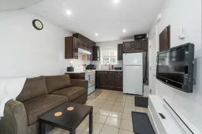 Chic 1BR Laneway Home in South Van - Image 5