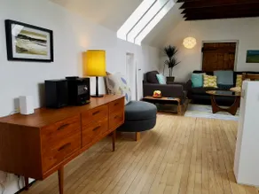 Charming Renovated 19th-century Coach House - Image 4