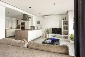 Stunning, modern 3 bedroom seafront apartment - Image 3