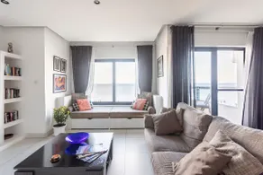 Stunning, modern 3 bedroom seafront apartment - Image 2