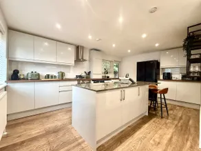 Big Bungalow Retreat w Bar & Games Room - Sleeps 8 - Image 2