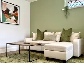 Big Bungalow Retreat w Bar & Games Room - Sleeps 8 - Image 5