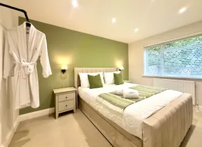 Big Bungalow Retreat w Bar & Games Room - Sleeps 8 - Image 3