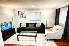 Delightful 4-Bed Whole House with Easy Parking - Image 2