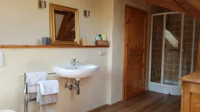 Cozy attic apartment above barn café - Image 4