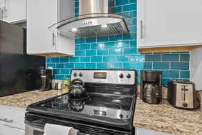 CLEAN Spacious Getaway near Beaches/Attractions+ - Image 3
