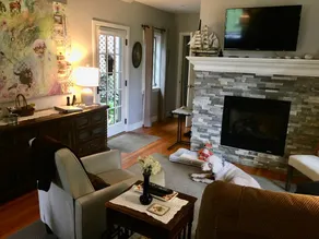 Carriage House Guest Suite - Image 5