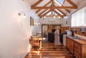 Romantic Spa Cottage near restaurants & cafes - Image 5