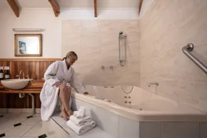 Romantic Spa Cottage near restaurants & cafes - Image 3