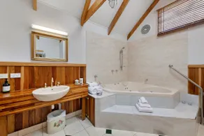 Romantic Spa Cottage near restaurants & cafes - Image 2