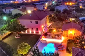 Green Oasis Villa: Heated Pool, Playground & BBQ - Image 2