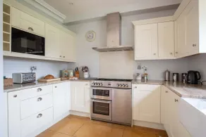 Newmarket (sleeps 8 + 2 camp beds) - Image 5