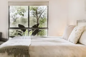 Kookaburra - Private One Bedroom Cottage with Lake View - Image 4
