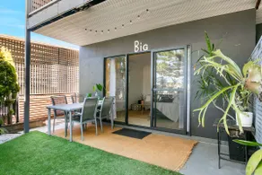 BIG Plant filled Courtyard Garden Apartment - Image 3