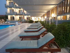 SEA VIEWS, POOL, HOMEY - Image 4