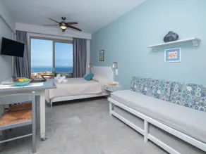 SEA VIEWS, POOL, HOMEY - Image 3