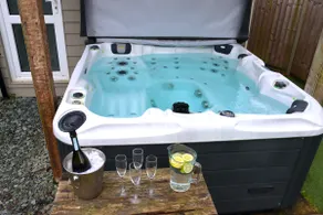 Luxury Holiday Home In Bournemouth Hot Tub - Image 2