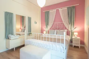 Diamond Home 1 | Romantic Gem, 20' to Acropolis - Image 5