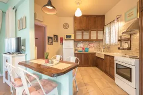 Diamond Home 1 | Romantic Gem, 20' to Acropolis - Image 2