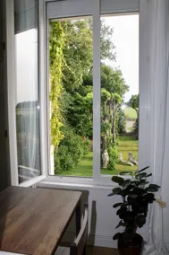 Studio in pretty guest house, entire home - Image 3