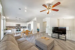 Clean, Cozy, Quiet! Close to everything! & garage! - Image 4